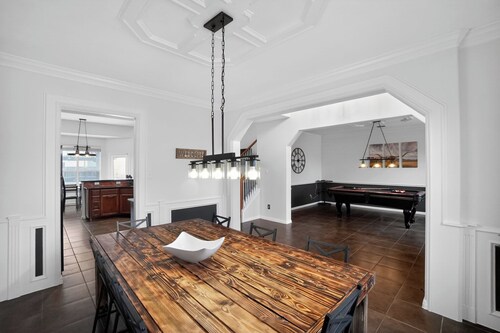 Spacious 4BR Retreat |Pool Table| Firepit & Hottub