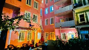 A multi-story building with balconies, a gated entrance, and outdoor seating. - Pembe Köşk Old City Center Sultanahmet (İstanbul)