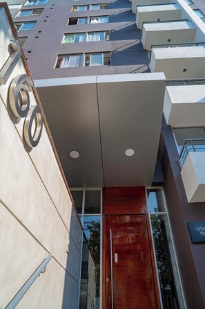 Exterior detail - Urbano Plus 1504 · Bello 2BR para 8 | Vista Circuito Magico + Piscina (Lima)