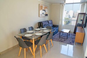 Dining - Urbano Plus 1504 · Bello 2BR para 8 | Vista Circuito Magico + Piscina (Lima)