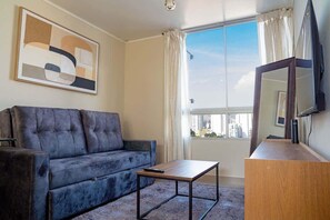 TV, offices - Urbano Plus 1504 · Bello 2BR para 8 | Vista Circuito Magico + Piscina (Lima)