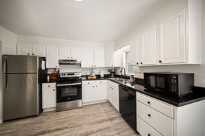 Private kitchen - NEW! Boho Bungalow (Carolina Beach)