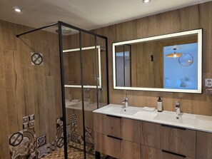 Dusche, Haartrockner, Handtücher