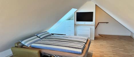 Escritorio, tabla de planchar con plancha, wifi gratis y ropa de cama