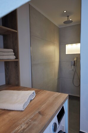 Shower, hair dryer, towels, soap - Relaxing vacation apartment at our country estate on the Lower Rhine "Apartment Tenbrockskate" (Hamminkeln)
