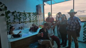 Bañera de hidromasaje cubierta