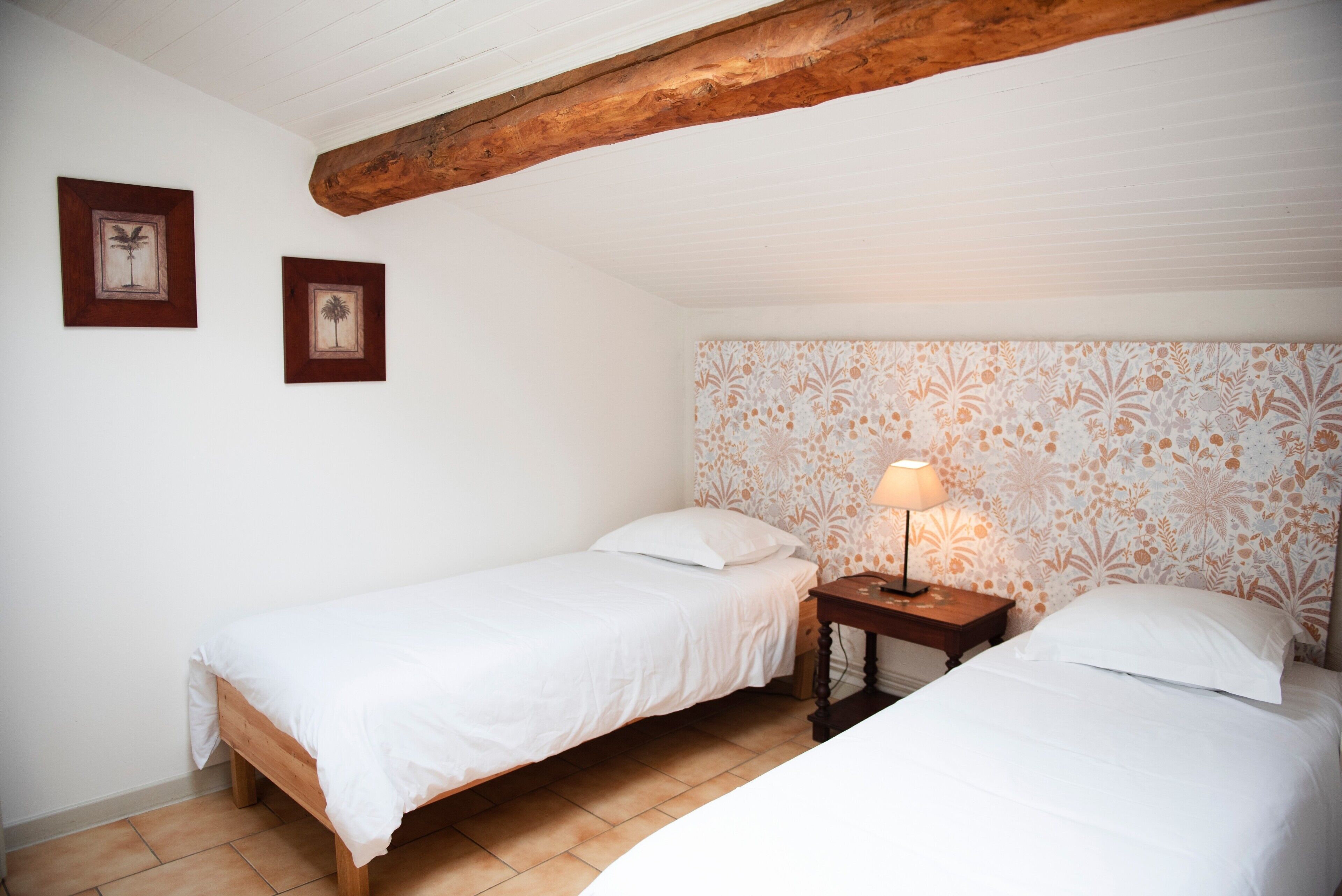 2 bedrooms, iron/ironing board, bed sheets