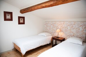 2 bedrooms, iron/ironing board, bed sheets - Gîte des Acacias – Château des Varennes (Varennes)