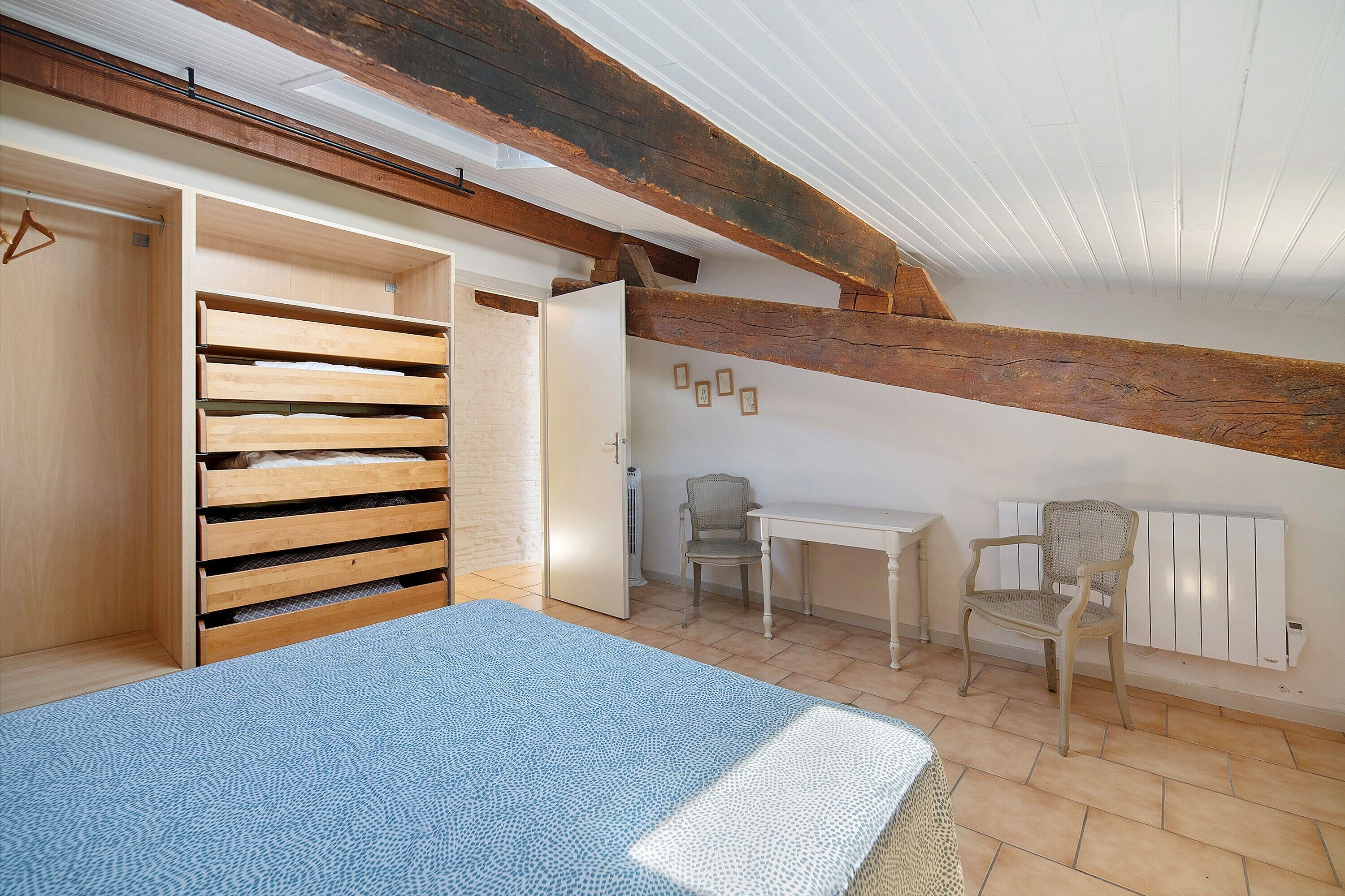 2 slaapkamers, een strijkplank/strijkijzer, beddengoed