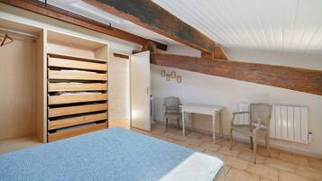 2 slaapkamers, een strijkplank/strijkijzer, beddengoed