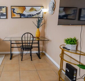 Interior - Quiet Nomad Retreat: Workspace|Near Arlington Park (Sarasota)
