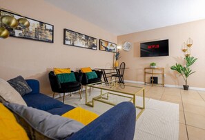 TV, stereo - Quiet Nomad Retreat: Workspace|Near Arlington Park (Sarasota)