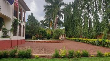 Room, 6 Bedrooms, Smoking, Balcony | Property grounds