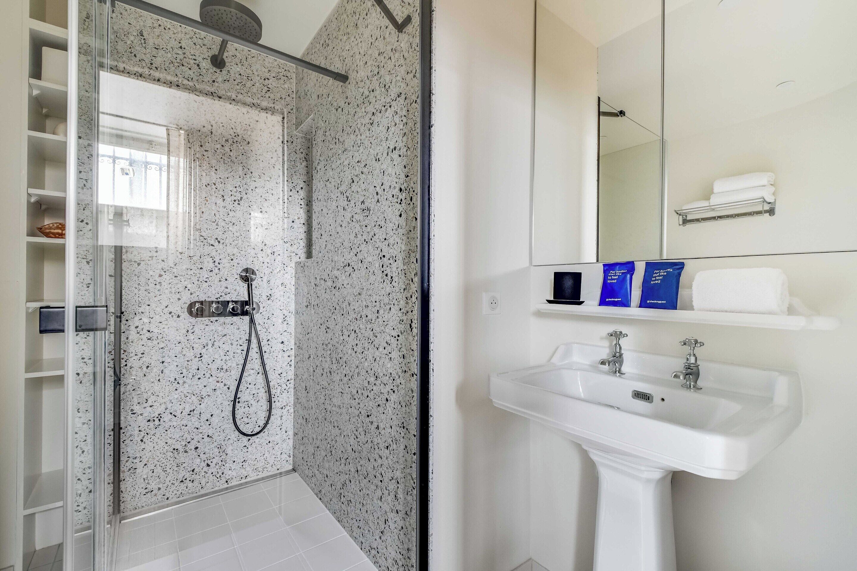 Apartment | Badezimmer | Haartrockner, Handtücher, Shampoo