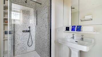 Apartment | Badezimmer | Haartrockner, Handtücher, Shampoo