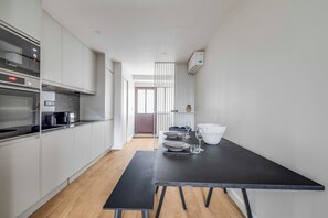 Appartement | Privékeuken | Een koelkast, een microgolfoven, een oven, een kookplaat