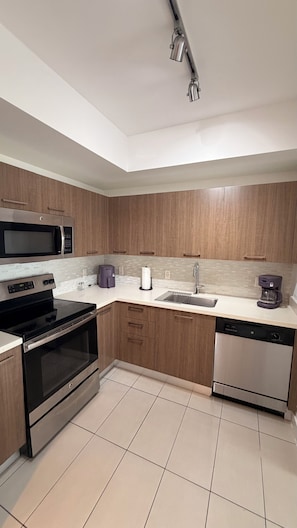 Private kitchen - Iconic Calle Ocho Living: 305 Loft in the Heart of Little Havana (Miami)