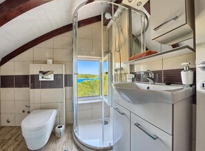 Huvila (FourBedroom Beachfront Villa with Poo) | Kylpyhuone | Suihku, pyyhkeet