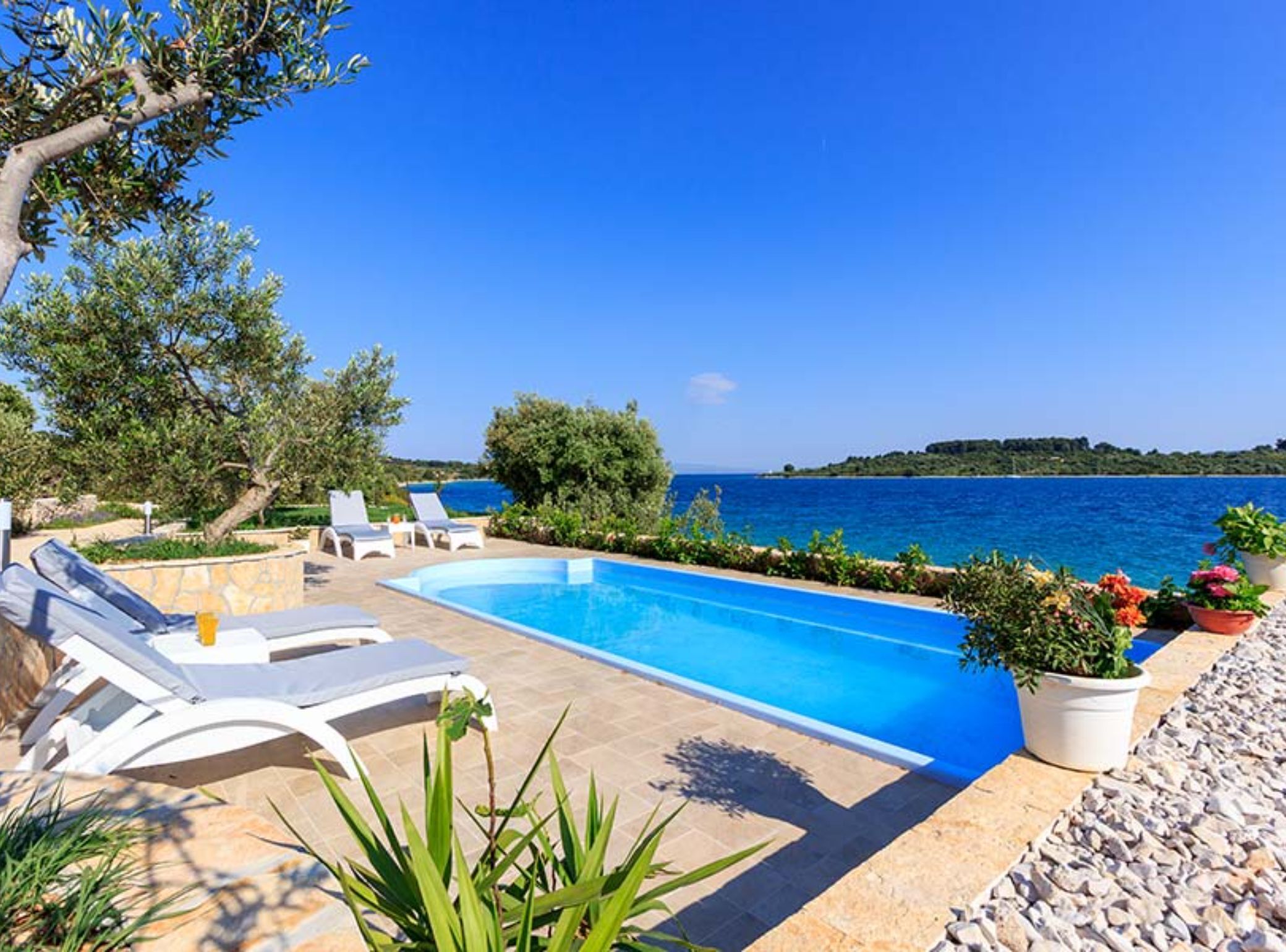 Villa (FourBedroom Beachfront Villa with Poo) | Alberca al aire libre | Alberca al aire libre por temporada y sombrillas en la alberca 