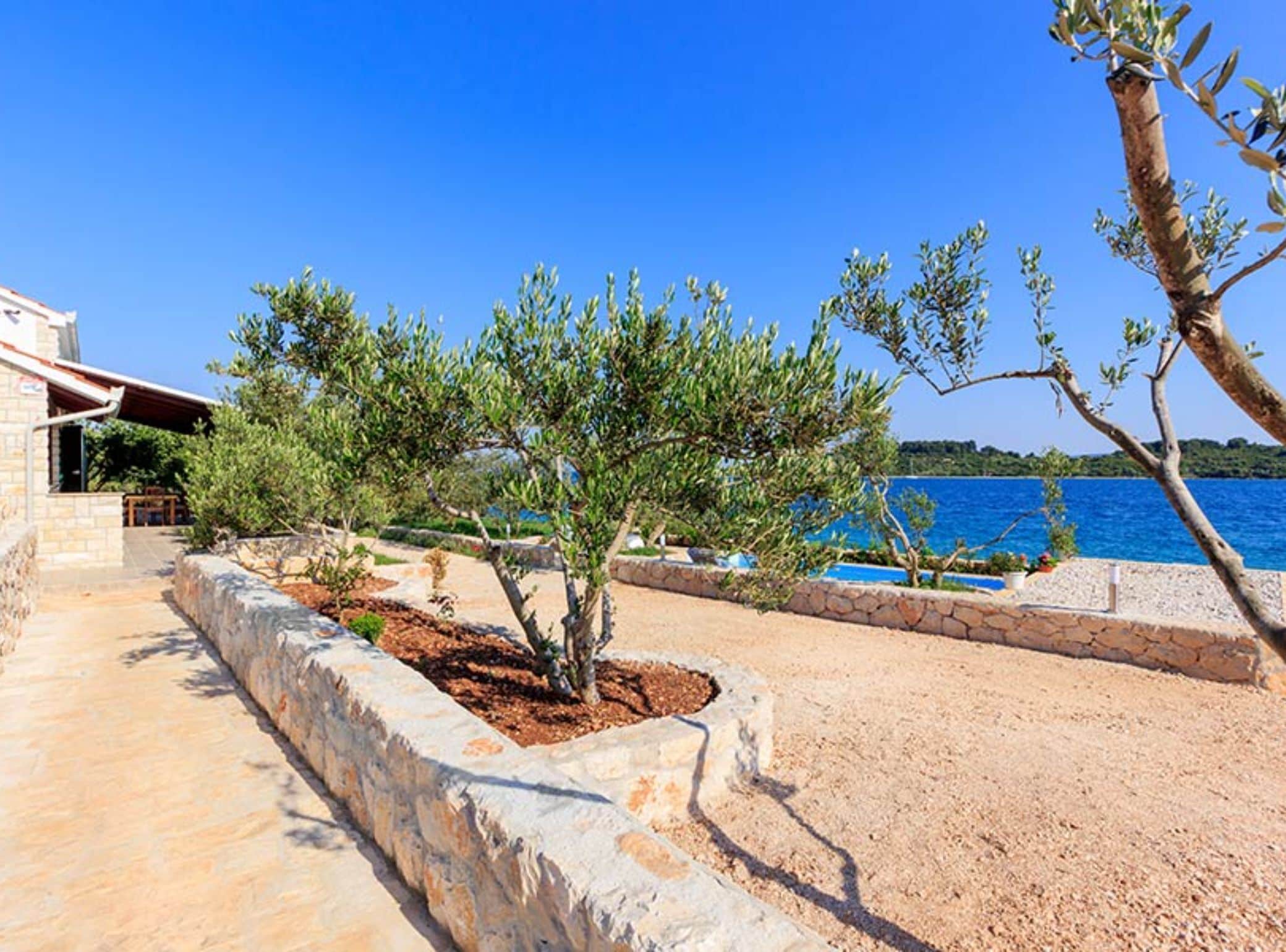 Villa (FourBedroom Beachfront Villa with Poo) | Utendørsbasseng | Sesongbasert utendørsbasseng, bassengparasoller og solsenger