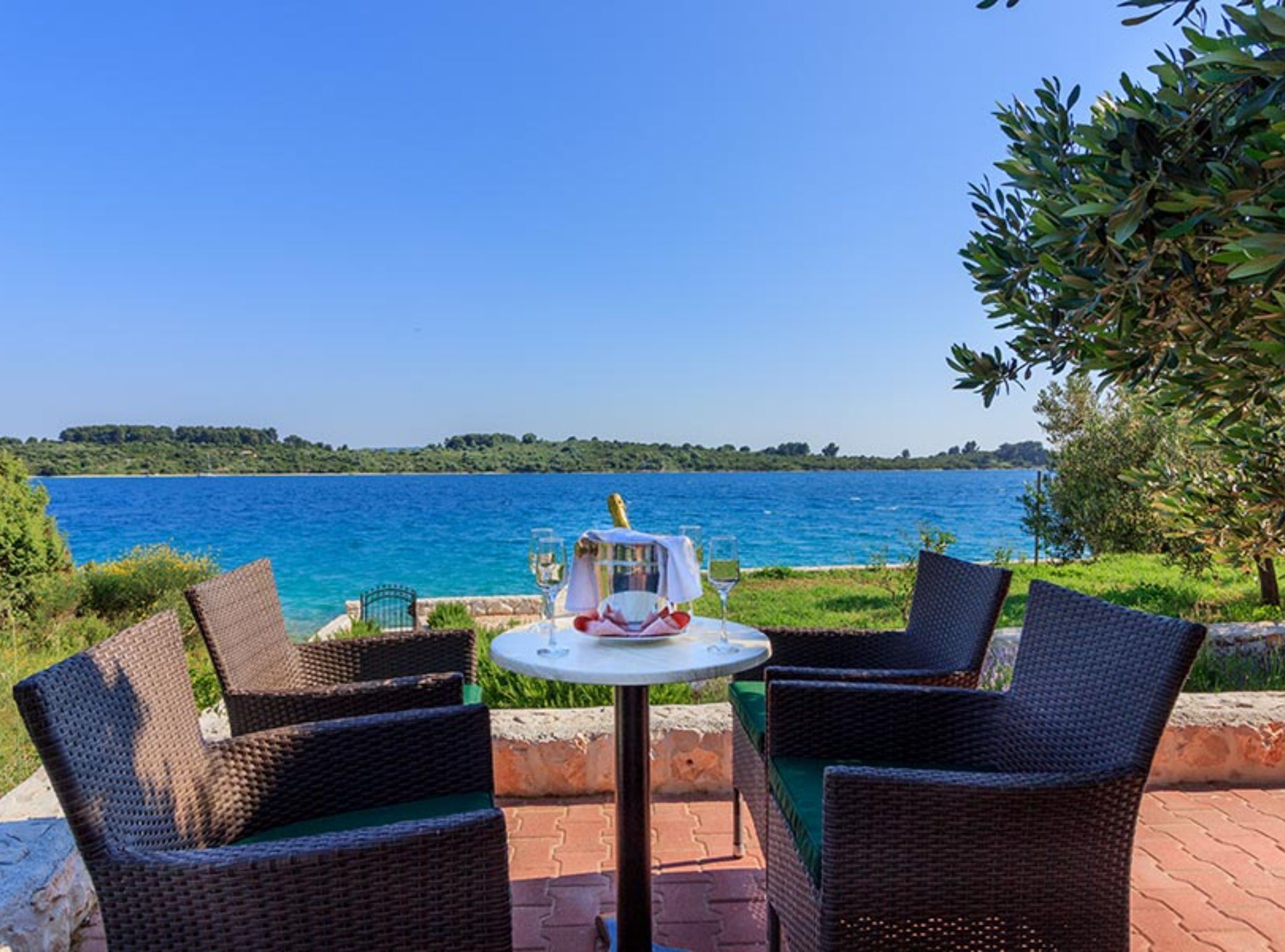 Villa (FourBedroom Beachfront Villa with Poo) | Balcón