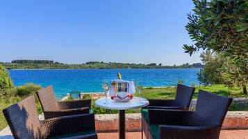 Villa (FourBedroom Beachfront Villa with Poo) | Balcón