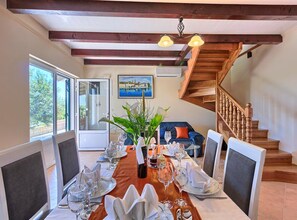 Villa (FourBedroom Beachfront Villa with Poo) | Ruang makan