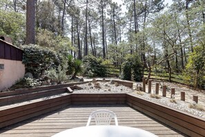 Terrace/patio - Holiday Home “Petite Semi-Detached Villa in the Pine Forest” with Wi-Fi (Lacanau)