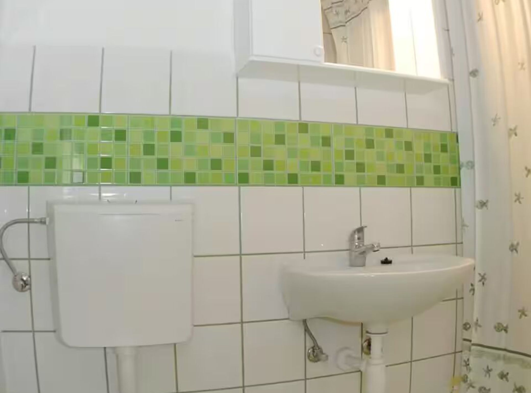 Appartement (One Bedroom Apartment) | Badkamer | Een douche, handdoeken