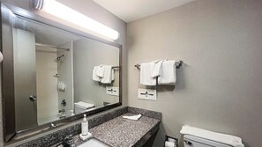 Habitación, 2 camas de matrimonio, no fumadores (Microwave & Fridge) | Baño