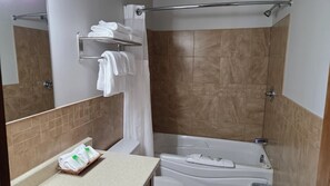 Nhà gỗ, quang cảnh biển | Phòng tắm | Vòi sen/bồn tắm kết hợp, máy sấy tóc, chậu vệ sinh/vòi rửa, khăn tắm 