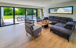 TV - Holiday Home “Les Agapanthes” with Private Terrace, Garden, and Wi-Fi (Kerlouan)