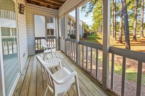 Property grounds - Family Friendly Condo with Golf Views, Pools, and River Fun! (New Bern)