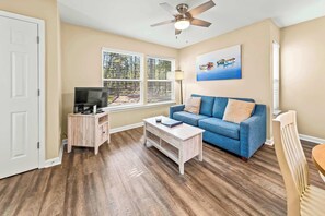 TV - Family Friendly Condo with Golf, Pools & River Access! (New Bern)
