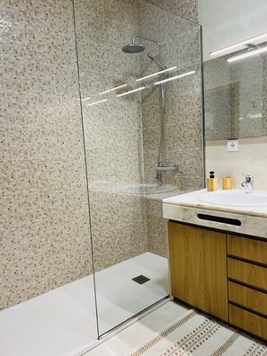 Hair dryer, towels - Ninho do Carriço - Beach 200m away - Patio & KidsZone (Vila Chã)