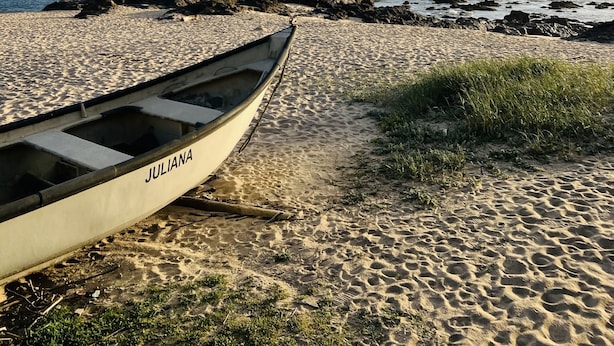 A boat named JULIANA on a sandy beach with rocky outcrops and the ocean in the background. - Ninho do Carriço - Beach 200m away - Patio & KidsZone (Vila Chã)