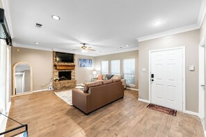 Living area - Warm & Spacious 4BR/3BA/4TV Home – Newly Renovated (Forney)
