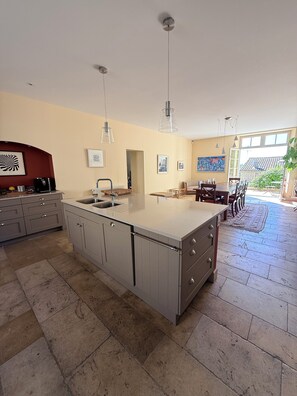 Fridge, microwave, oven, stovetop - La Brèche - Mansion with swimming pool (Velleron)