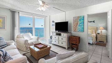 Condo, várias camas, sacada, vista para o oceano (BeachCrest 1202) | 2 quartos, individualmente decorados, individualmente mobiliados