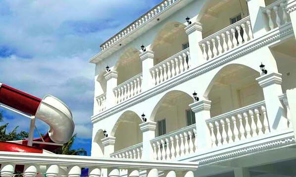 Un edificio bianco con balconi e finestre ad arco.