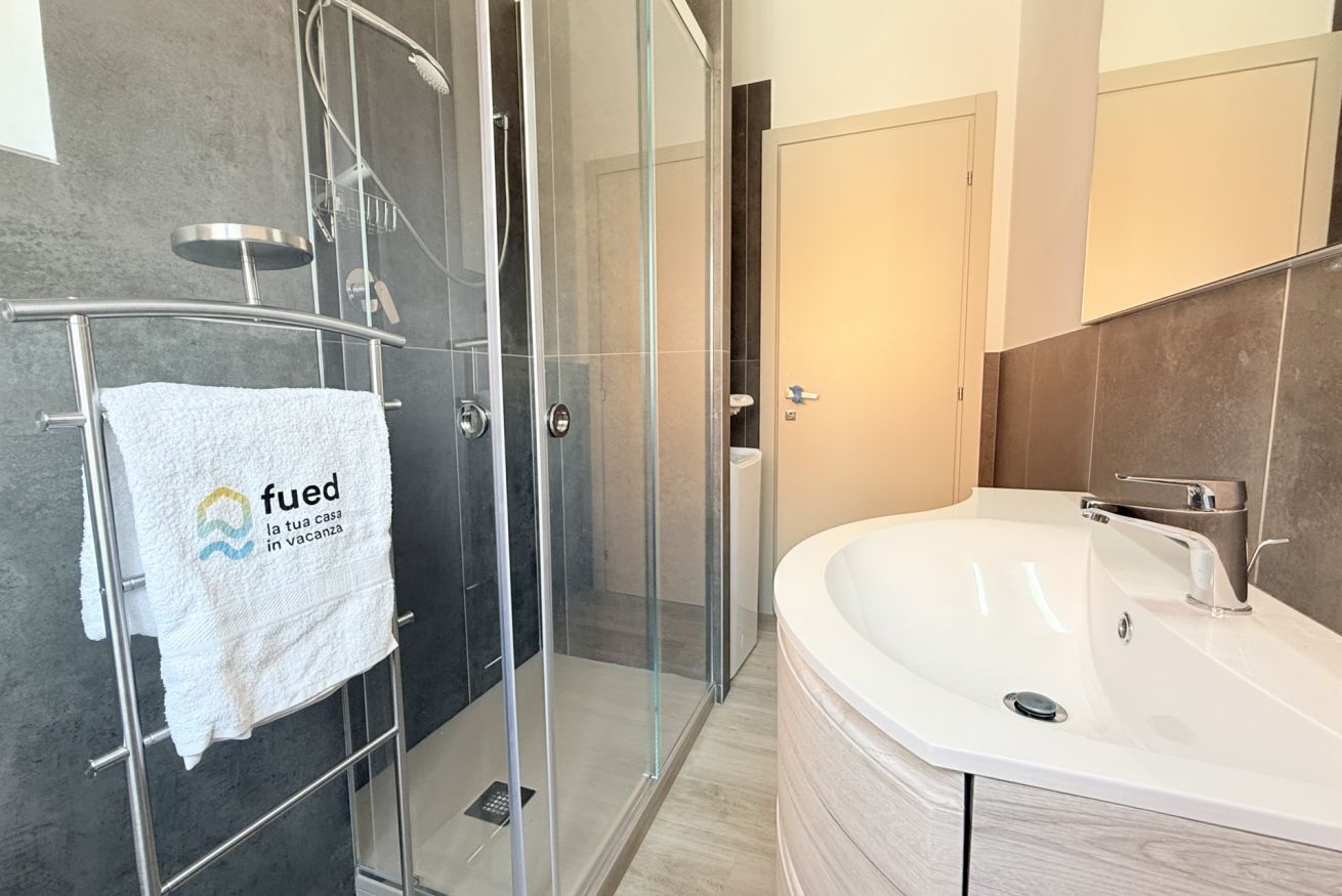 Shower, bidet, towels