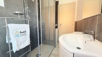 Shower, bidet, towels