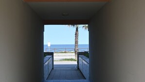 Un pasillo que da a un balcón con vistas al mar.