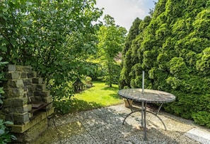 Outdoor dining - Vrbo Property (Hüde)