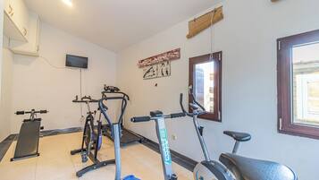 Room, Multiple Beds | Fitness facility