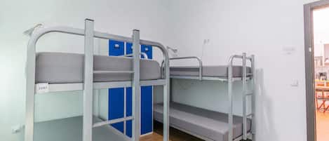 Camera, letti multipli, bagno privato | Interni