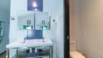 Room, Multiple Beds, Private Bathroom | Bathroom