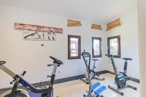Chambre, plusieurs lits | Salle de remise en forme