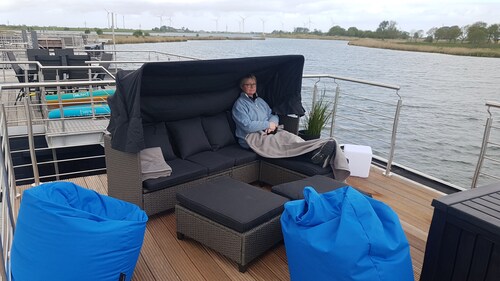 Modernes, familienfreundliches Hausboot am Wangermeer mit Dachterrasse, direktem Seezugang, SUPs und Seeblick – ideal für Paare, Familien und kleine Gruppen.