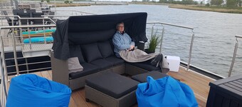 Modern, family-friendly houseboat on the Wangermeer with roof terrace, direct lake access, SUPs and lake view - ideal for couples, families and small groups.